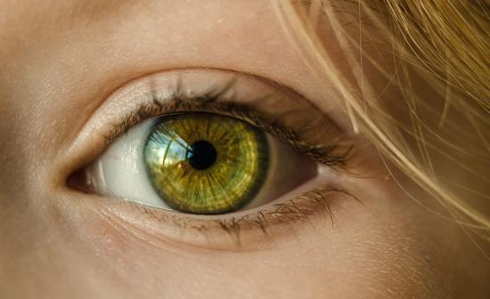 Terapia genica tramite collirio: Giovane recupera la vista da rara malattia corneale