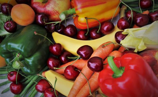 Frutta e verdura sono fonti vitaminiche importantissime per l'alimentazione umana.