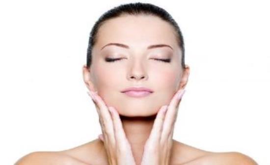 Come effettuare il massaggio del viso: fronte, guance, mento, collo, contorno occhi, sottomento.