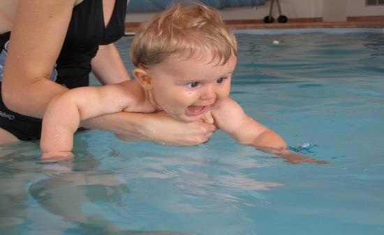 Corsi di nuoto per neonati far familiarizzare il bambino con l'acqua senza regole o costrizioni particolari