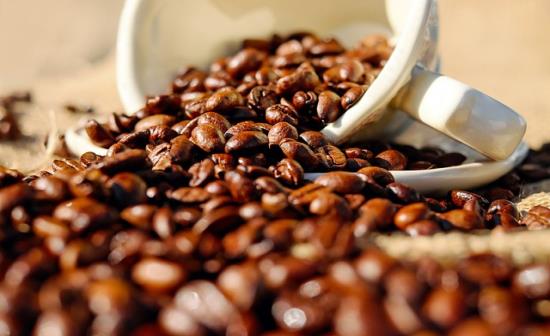 Il caffè oltre ad essere un antiossidante avrebbe proprietà  protettive nei confronti di alcuni tumori, aiuta contro l'asma e pare allontanare il rischio di Parkinson