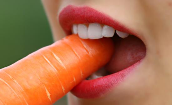 La carota è protettiva della cornea dell'occhio in quanto contiene vitamina A , vitamine C, B1 e B3 e le pectine.