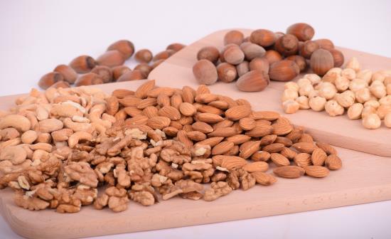 Mandorle, noci, nocciole, pinoli, pistacchi sono gustosi e ricchi di grassi insaturi. Riducono il rischio di aterosclerosi e di cardiopatie e abbassano il colesterolo.