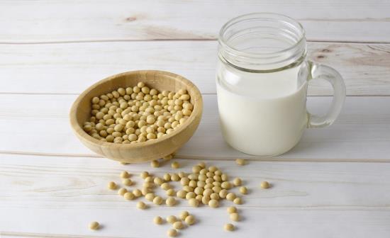 La soia, alimento del futuro: il latte di soia viene invece utilizzato da qualche anno per l'allattamento artificiale dei neonati allergici al latte di mucca